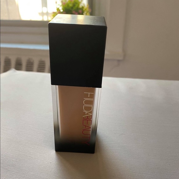 Huda foundatiom - Picture 1 of 2